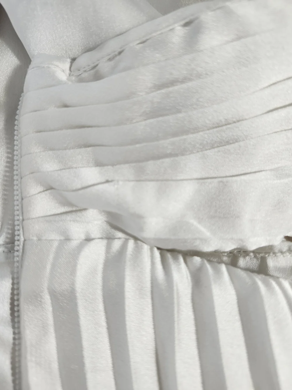 Abercrombie & Fitch Pleated White Satin V-Neck Maxi Dress with Cutout - M Tall